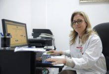 صورة طبيبة تونسية تحذّر من استعمال القفازات والكمامات للوقاية من فيروس كورونا