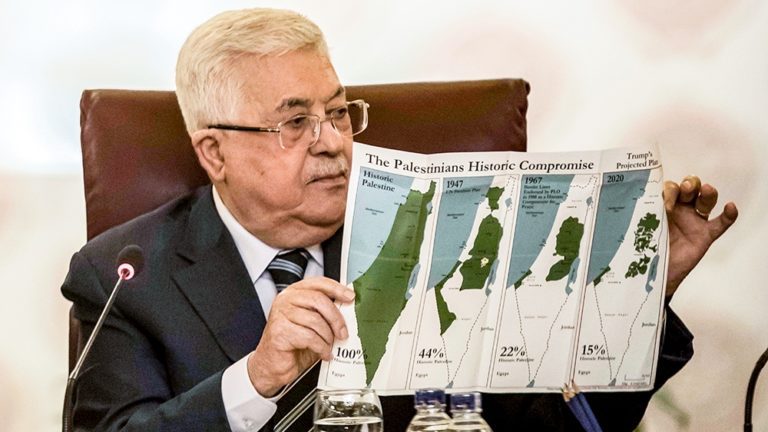 “أبو مازن” الذي رافق عملية السلام إلى حدود الهاوية يلقي اليوم صخرة في بركتها الآسنة