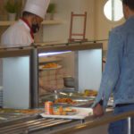 يتواجد المطعم المتخصص في تقديم الأطباق التونسية والعالمية في منطقة مقرين بالعاصمة تونس