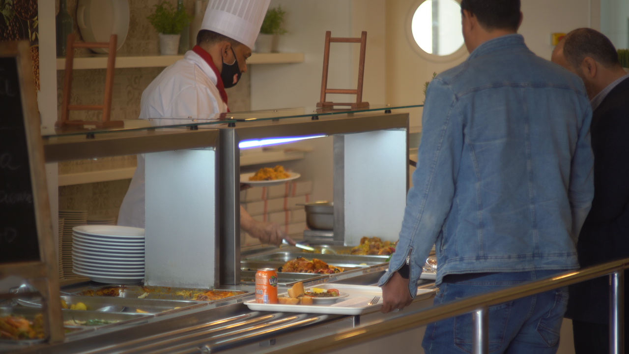 يتواجد المطعم المتخصص في تقديم الأطباق التونسية والعالمية في منطقة مقرين بالعاصمة تونس
