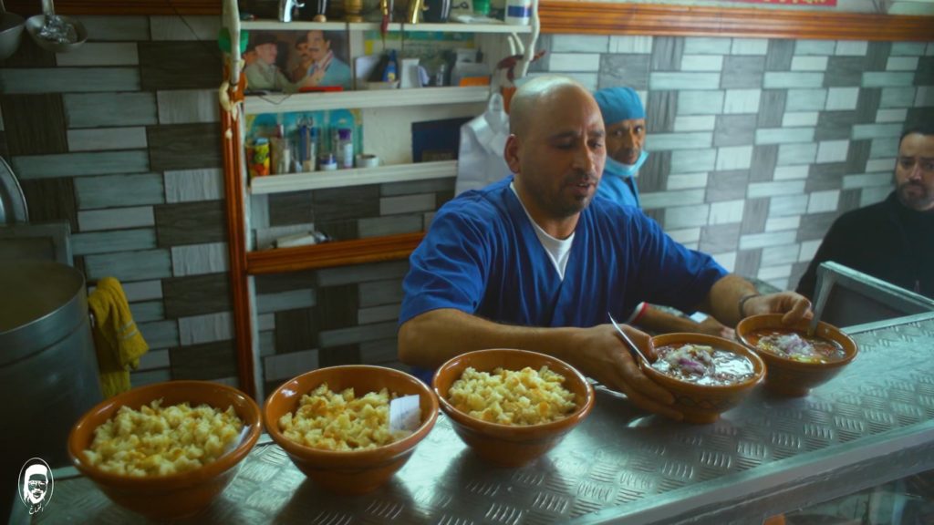 يقصد مئات التونسيين يوميا مطعم "نورة" للتمتع بتناول طبقي اللبلابي والهرقمة التي يتميّز بإعدادهما منذ أكثر من 25 سنة