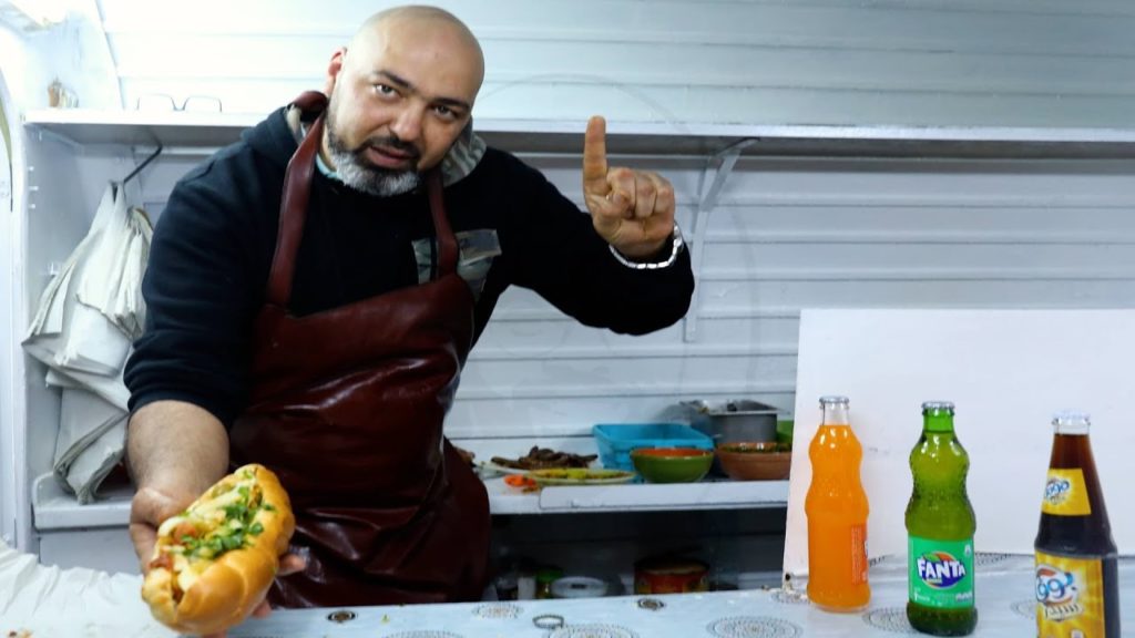 اختار ولد با فتح عربته المتجولة لإعداد عدد من الأطباق الشعبية التي تخصص في إعدادها أبا عن جد