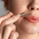 يُعتبر الشعر الكثيف في الجسم مسألة طبيعية وشائعة وقد يكون له أسباب متنوعة