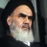 عاد الخميني كرمز للثورة الإيرانية على نظام الشاه محمد رضا بهلوي ليؤسس جمهورية إيران الإسلامية ويصبح مرشدا أعلى لها