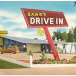 بطاقة بريدية تاريخية لمطعم Drive-in في كاليفورنيا خلال عصر انتشار السيارة