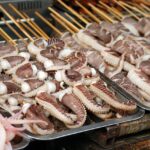 مأكولات شارع غريبة في سوق وانغفوجينغ في بكين بالصين