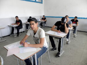 مترشحون يؤدون امتحانًا في قاعة تونسية