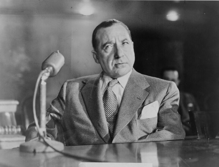 فرانك كوستيلو يدلي بشهادته أمام لجنة كيفوفر للتحقيق في الجريمة المنظمة سنة 1951