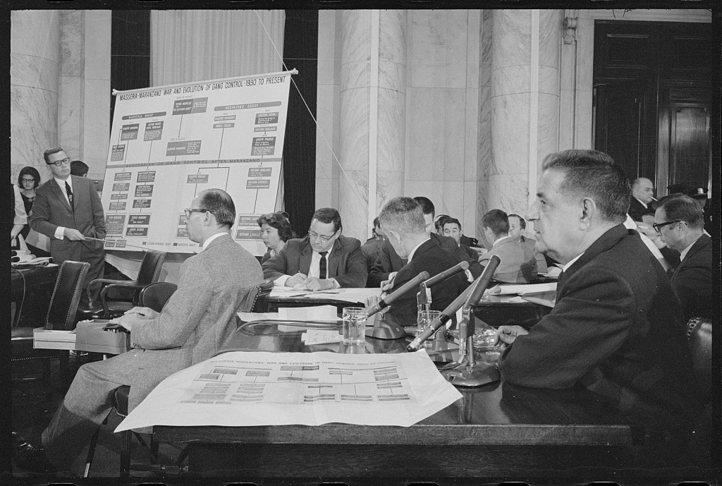 جوزيف فالاتشي يدلي بشهادته أمام لجنة في مجلس الشيوخ الأمريكي عام 1963