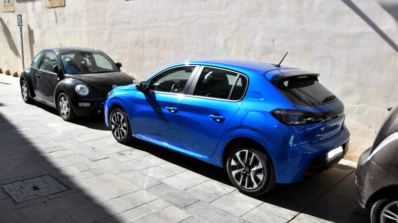 سيارة Peugeot 208 حديثة ضمن سوق السيارات الجديدة