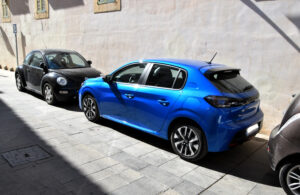 سيارة Peugeot 208 حديثة ضمن سوق السيارات الجديدة