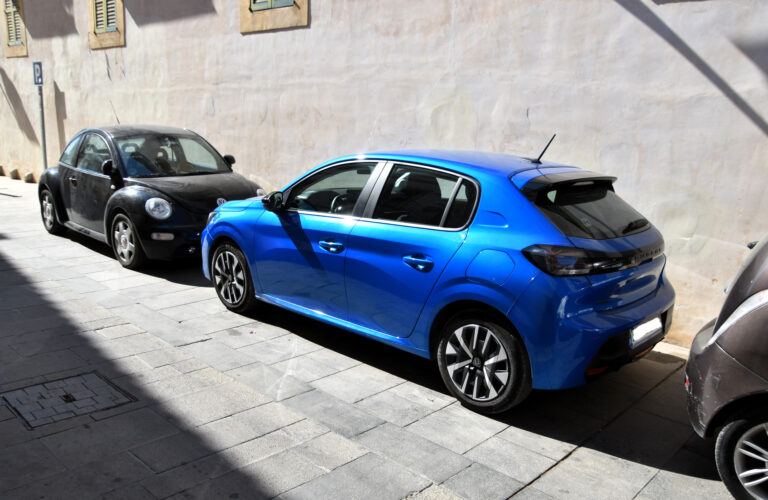 سيارة Peugeot 208 حديثة ضمن سوق السيارات الجديدة