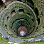 بئر الاستهلال ودرجه الحلزوني في Quinta da Regaleira بمدينة سنترا البرتغالية