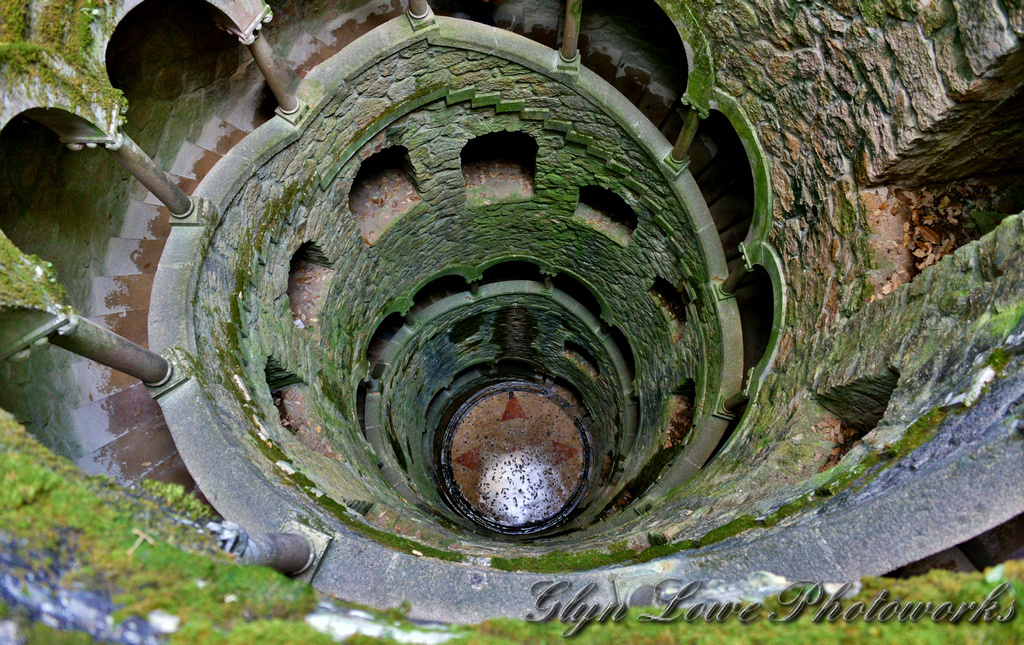 بئر الاستهلال ودرجه الحلزوني في Quinta da Regaleira بمدينة سنترا البرتغالية