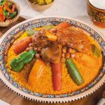 طبق كسكسي تونسي تقليدي باللحم والحمص والخضروات