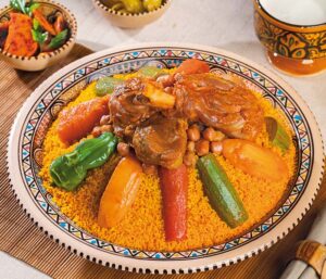 طبق كسكسي تونسي تقليدي باللحم والحمص والخضروات